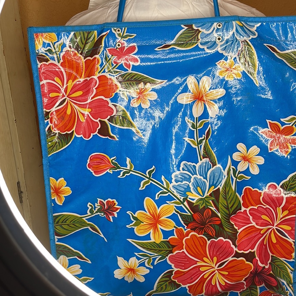Oilcloth tote - Picture 3 of 3